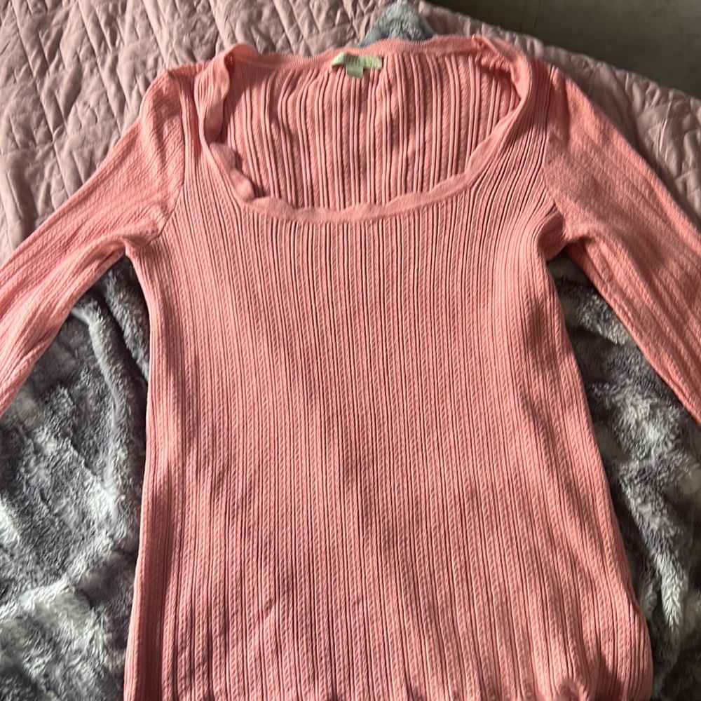 A very comfortable ryegrass sweater in size medium and it’s pink